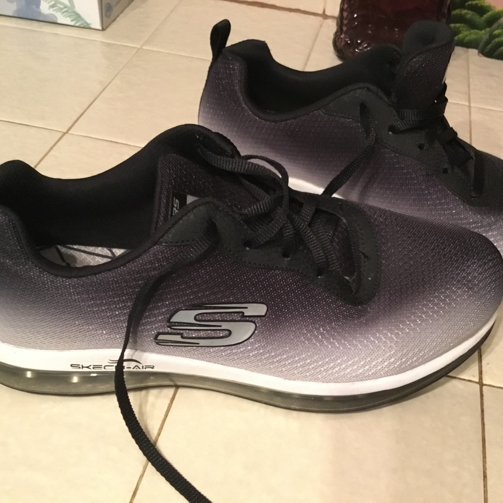 NWOT Skechers Size 9.5